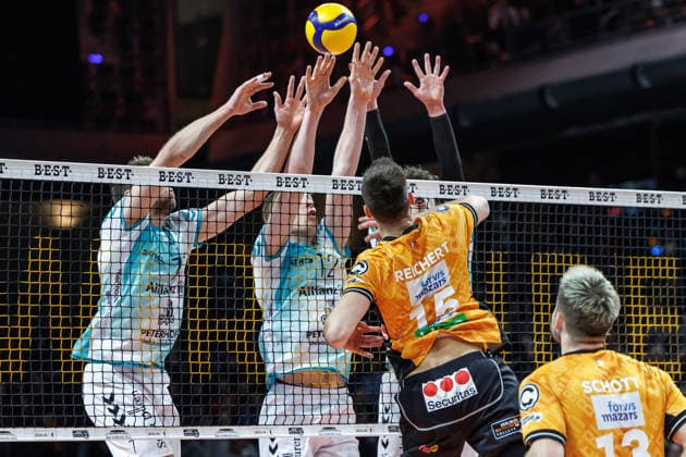 11 01 26, Berlin, Volleyball, Matchday 15, Berlin Recycling Volleys SWD Powervolleys Düren Moritz Reichert BR Volleys plays the ball over the net Berlin Recycling Volleys SWD Powervolleys Düren