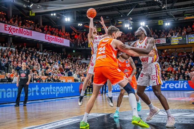 1 Basketball Bundesliga, easyCredit BBL, Season 2025 2026, Men, Main Round, Matchday 15, 11 01 2026, RASTA Vechta Fitness First Würzburg Baskets Ryan Schwieger 15 Fitness First Würzburg Baskets during the game Vechta RASTA Dome Lower Saxony Germany