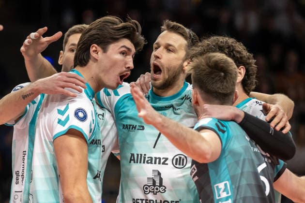 11 01 26, Berlin, Volleyball, Matchday 15, Berlin Recycling Volleys SWD Powervolleys Düren Robin Baghdady SWD Powervolleys Düren is happy with his teammates about the point win Berlin Recycling Volleys SWD Powervolleys Düren