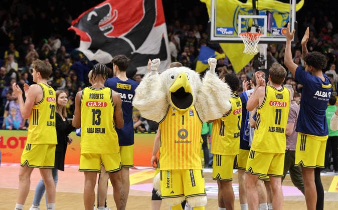 Alba team cheers after the end of the game Joy Emotion Cheers Sport Basketball BBL Bundesliga Men 15 Matchday Season 2025 2026 11 01 2026 ALBA Berlin vs MLP Academics Heidelberg