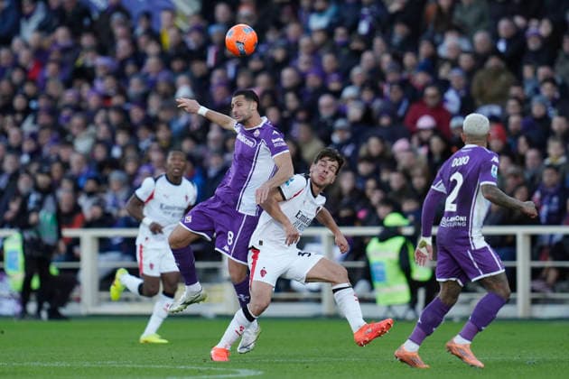 Rolando Mandragora (ACF Fiorentina) and Ardon Jashari (AC Milan) battle for the ball, Serie A, ACF Fiorentina v AC Milan, Artemio Franchi Stadium, January 11, 2026, Firenze, Italy.