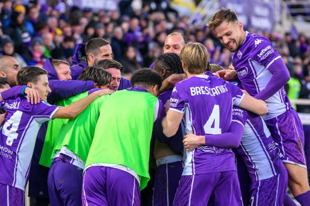 Pietro Comuzzo of ACF Fiorentina celebrates with team mates after scoring the goal of 1-0 during the Serie A football match between ACF Fiorentina and AC Milan at Artemio Franchi stadium in Florence (Italy), January 11, 2026. andreaxstaccioli