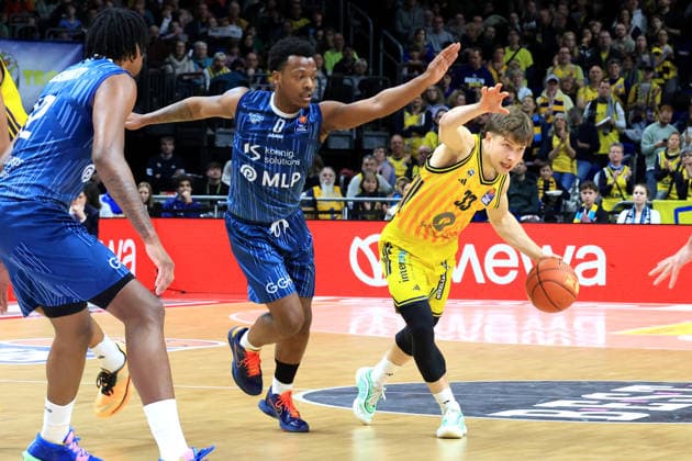 DEU, easyCredit BBL, ALBA vs MLP Academics Heidelberg, 11 01 2026, Uber Arena, Berlin, DEU, easyCredit BBL, ALBA vs MLP Academics Heidelberg, pictured Bennet Hundt ALBA Berlin 33 , DJ Horne Heidelberg 0 nordphotoxGmbHx xEngler nph00076