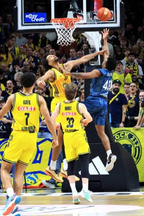 DEU, easyCredit BBL, ALBA vs MLP Academics Heidelberg, 11 01 2026, Uber Arena, Berlin, DEU, easyCredit BBL, ALBA vs MLP Academics Heidelberg, in the picture Norris Agbakoko ALBA Berlin 17 , Eric Reed Jr Heidelberg 43 nordphotoxGmbHx xEngler nph00076