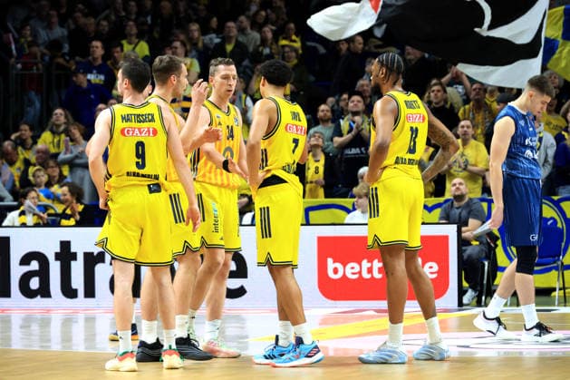DEU, easyCredit BBL, ALBA vs MLP Academics Heidelberg, 11 01 2026, Uber Arena, Berlin, DEU, easyCredit BBL, ALBA vs MLP Academics Heidelberg, in the picture ALBA players circle nordphotoxGmbHx xEngler nph00076
