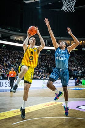 Basketball Berlin 11 01 2026 Season 2025 2026 EasyCredit BBL 1 Bundesliga Men, Men Alba Berlin MLP Academics Heidelberg Martynas Echodas Alba Berlin, No 14 Osun Osunniyi Heidelberg, No 12