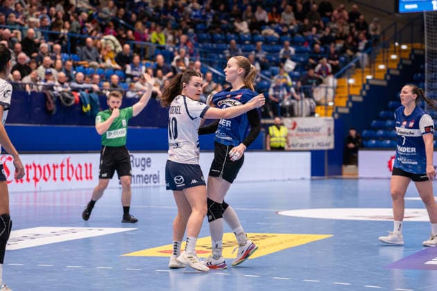 HSG Blomberg Lippe GER vs Chambray Touraine Handball FRA , Handball, EHF European League Women, Group stage, 11 1 2026, Season 2025 2026, Lemgo Lucie Modenel Chambray Touraine Handball, 10 in duel with Nieke Kuehne HSG Blomberg Lippe, 09 Lemgo Phoenix Contact Arena Germany