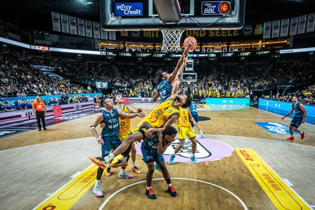Basketball Berlin 11 01 2026 Season 2025 2026 EasyCredit BBL 1 Bundesliga Men, Men Alba Berlin MLP Academics Heidelberg Norris Agbakoko Alba Berlin, No 17 Osun Osunniyi Heidelberg, No 12
