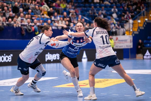 HSG Blomberg Lippe GER vs Chambray Touraine Handball FRA , Handball, EHF European League Women, Group stage, 11 1 2026, Season 2025 2026, Lemgo Nuria Bucher HSG Blomberg Lippe, 21 in duel with Lucie Modenel Chambray Touraine Handball, 10 Lemgo Phoenix Contact Arena Germany