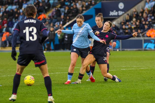 Manchester City Women v Everton Women - Women s Super League 25 26 Manchester City Women s Grace Clinton is tackled by Ruby Mace in match against Everton FC - Women s Super League 25 26 Manchester Joie Stadium United Kingdom Copyright: xZacharyxLockex