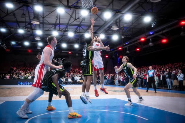 Barmer 2 Basketball Bundesliga ProA Rheinstars Koeln vs BBC Bayreuth, 11 01 26 Cologne, 11 01 26 Justin Onyejiaka RheinStars Cologne, 22, SF , left Kevaughn Allen BBC Bayreuth, 23 during the Barmer 2 Basketball Bundesliga ProA Rheinstars Koeln vs BBC Bayreuth game at Motor World in Cologne Copyright: xBEAUTIFULxSPORTS AxelxKohringx