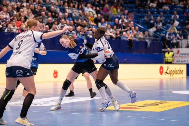 HSG Blomberg Lippe GER vs Chambray Touraine Handball FRA , Handball, EHF European League Women, Group stage, 11 1 2026, Season 2025 2026, Lemgo Nieke Kuehne HSG Blomberg Lippe, 09 in duel with Dawiya Abdou Chambray Touraine Handball, 04 Lemgo Phoenix Contact Arena Germany