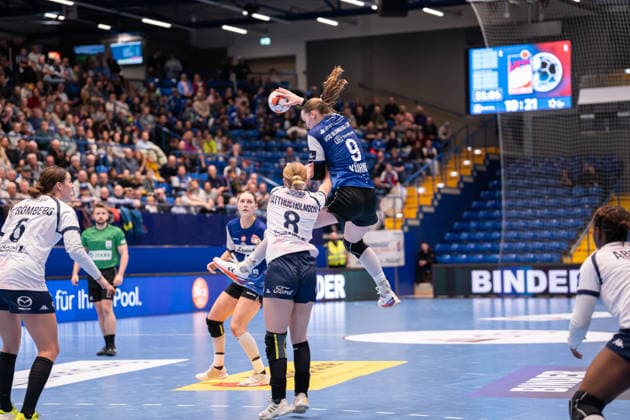 HSG Blomberg Lippe GER vs Chambray Touraine Handball FRA , Handball, EHF European League Women, Group Phase, 11 1 2026, Season 2025 2026, Lemgo Nieke Kuehne HSG Blomberg Lippe, 09 in goal throw against Vilma Matthijs Holmberg Chambray Touraine Handball, 08 Lemgo Phoenix Contact Arena Germany