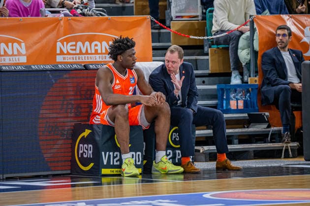 1 Basketball Bundesliga, easyCredit BBL, Season 2025 2026, Men, Main Round, 15 Matchday, 11 01 2026, RASTA Vechta Fitness First Würzburg Baskets Malcolm Dandridge 23 RASTA Vechta in conversation with Christian Held Head Coach RASTA Vechta Vechta RASTA Dome Lower Saxony Germany