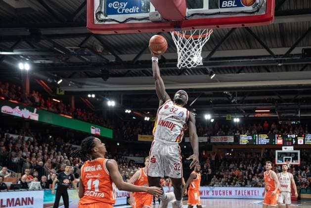 Play action with Charles Thompson 32 Würzburg Baskets going up for a dunk, Alonzo Verge Jr 11 Rasta Vechta defending, Linus Trettin 15 Rasta Vechta in the background on the 15th day of the EasyCredit BBL in Vechta Dunk with Charles Thompson 32 Würzburg Baskets Copyright: xFeyzullahxGökalp feyzofsportsx