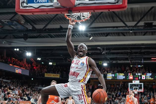 Game action with Charles Thompson 32 Würzburg Baskets dunking the ball and Linus Trettin 15 Rasta Vechta in the background on matchday 15 of the EasyCredit BBL in Vechta Charles Thompson 32 Würzburg Baskets with ball in action Copyright: xFeyzullahxGökalp feyzofsportsx