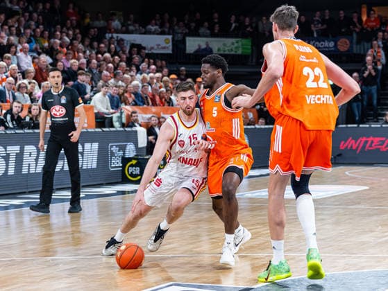 Ryan Schwieger Fitness First Wuerzburg Baskets, 15 in duel against TJ Bamba RASTA Vechta, 05 and Tibor Pleiss RASTA Vechta, 22 RASTA Vechta vs Fitness First Wuerzburg Baskets, Basketball, easyCredit Basketball Bundesliga, 15 Matchday, Season 2025 2026, 11 01 2026 RASTA Vechta vs Fitness First Wuerzburg Baskets, Basketball, easyCredit Basketball Bundesliga, 15 Matchday, Season 2025 2026, 11 01 2026 Vechta Copyright: xEibner-Pressefoto DamianxKruczynx EP_DKI