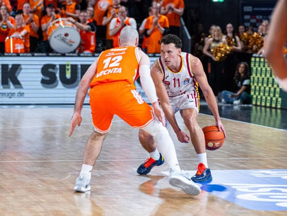 Brae Ivey Fitness First Wuerzburg Baskets, 11 dribbling against Tommy Kuhse RASTA Vechta, 12 RASTA Vechta vs Fitness First Wuerzburg Baskets, Basketball, easyCredit Basketball Bundesliga, Matchday 15, Season 2025 2026, 11 01 2026 RASTA Vechta vs Fitness First Wuerzburg Baskets, Basketball, easyCredit Basketball Bundesliga, Matchday 15, Season 2025 2026, 11 01 2026 Vechta Copyright: xEibner-Pressefoto DamianxKruczynx EP_DKI