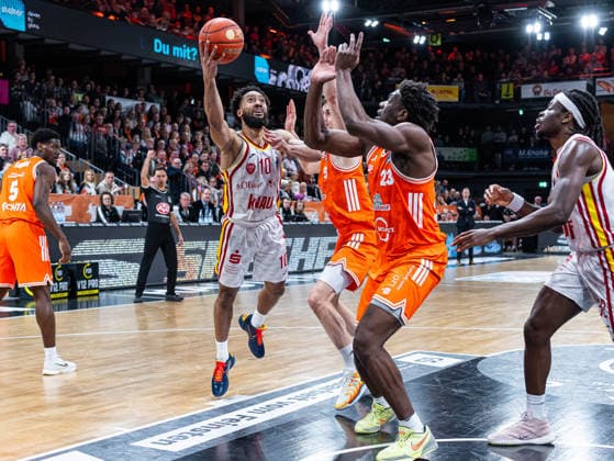 Davion Mintz Fitness First Wuerzburg Baskets, 10 in the dunk against Malcolm Dandridge RASTA Vechta, 23 and Joschka Ferner RASTA Vechta, 09 RASTA Vechta vs Fitness First Wuerzburg Baskets, Basketball, easyCredit Basketball Bundesliga, 15 Matchday, Season 2025 2026, 11 01 2026 RASTA Vechta vs Fitness First Wuerzburg Baskets, Basketball, easyCredit Basketball Bundesliga, 15 Matchday, Season 2025 2026, 11 01 2026 Vechta Copyright: xEibner-Pressefoto DamianxKruczynx EP_DKI