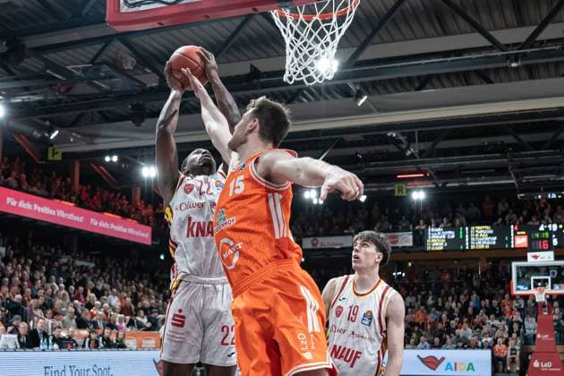 Game action with Johnathan Stove 22 Würzburg Baskets , Christian Skladanowski 19 Würzburg Baskets observed and Linus Trettin 15, Rasta Vechta defends on matchday 15 of the EasyCredit BBL in Vechta Game action with Johnathan Stove 22, Würzburg Baskets Copyright: xFeyzullahxGökalp feyzofsportsx