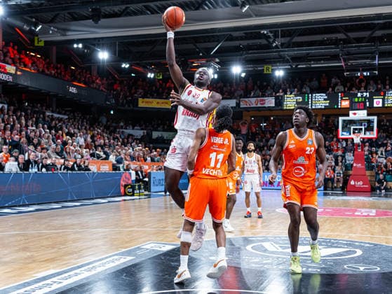 Charles Thompson Fitness First Wuerzburg Baskets, 32 on throw against Alonzo Verge Jr RASTA Vechta, 11 RASTA Vechta vs Fitness First Wuerzburg Baskets, Basketball, easyCredit Basketball Bundesliga, Matchday 15, Season 2025 2026, 11 01 2026 RASTA Vechta vs Fitness First Wuerzburg Baskets, Basketball, easyCredit Basketball Bundesliga, Matchday 15, Season 2025 2026, 11 01 2026 Vechta Copyright: xEibner-Pressefoto DamianxKruczynx EP_DKI