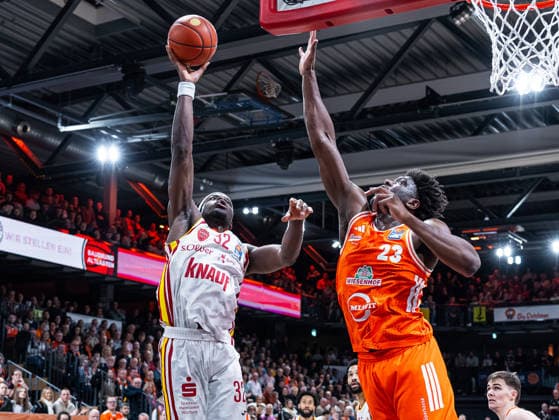 Charles Thompson Fitness First Wuerzburg Baskets, 32 is blocked in the jump by Malcolm Dandridge RASTA Vechta, 23 RASTA Vechta vs Fitness First Wuerzburg Baskets, Basketball, easyCredit Basketball Bundesliga, 15 Matchday, Season 2025 2026, 11 01 2026 RASTA Vechta vs Fitness First Wuerzburg Baskets, Basketball, easyCredit Basketball Bundesliga, 15 Matchday, Season 2025 2026, 11 01 2026 Vechta Copyright: xEibner-Pressefoto DamianxKruczynx EP_DKI