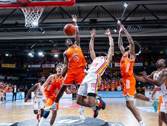 TJ Bamba RASTA Vechta, 05 blocks the dunk of Davion Mintz Fitness First Wuerzburg Baskets, 10 RASTA Vechta vs Fitness First Wuerzburg Baskets, Basketball, easyCredit Basketball Bundesliga, Matchday 15, Season 2025 2026, 11 01 2026 RASTA Vechta vs Fitness First Wuerzburg Baskets, Basketball, easyCredit Basketball Bundesliga, Matchday 15, Season 2025 2026, 11 01 2026 Vechta Copyright: xEibner-Pressefoto DamianxKruczynx EP_DKI