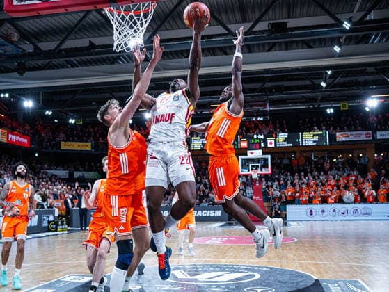 Johnathan Stove Fitness First Wuerzburg Baskets, 22 in the dunk against Tibor Pleiss RASTA Vechta, 22 and TJ Bamba RASTA Vechta, 05 RASTA Vechta vs Fitness First Wuerzburg Baskets, Basketball, easyCredit Basketball Bundesliga, 15 Matchday, Season 2025 2026, 11 01 2026 RASTA Vechta vs Fitness First Wuerzburg Baskets, Basketball, easyCredit Basketball Bundesliga, 15 Matchday, Season 2025 2026, 11 01 2026 Vechta Copyright: xEibner-Pressefoto DamianxKruczynx EP_DKI