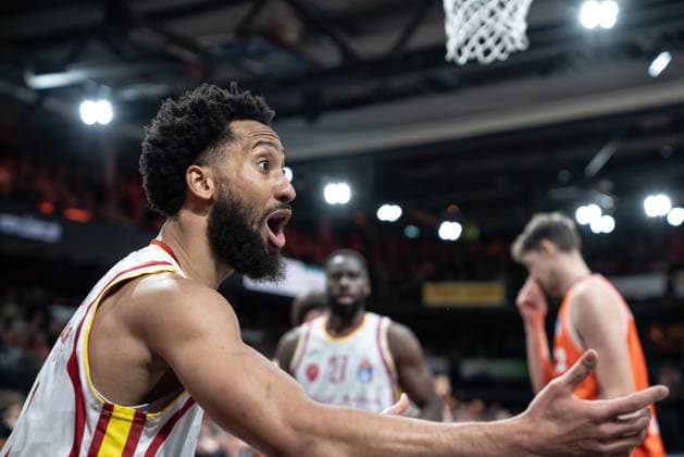 Davion Mintz 10, Würzburg Baskets in action after a whistle by the referee on matchday 15 of the EasyCredit BBL in the game between Rasta Vechta and Fitness First Würzburg Baskets Davion Mintz 10, Würzburg Baskets in action Copyright: xFeyzullahxGökalp feyzofsportsx
