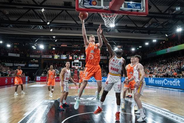 Game action with Lars Thiemann 21 Rasta Vechta finishing at the basket and Christian Skladanowski 19 Würzburg Baskets , Joschka Ferner 9 Rasta Vechta and Brae Ivey 11 Würzburg Baskets on matchday 15 of the EasyCredit BBL Game action with Lars Thiemann 21 Rasta Vechta and Christian Skladanowski 19 Würzburg Baskets Copyright: xFeyzullahxGökalp feyzofsportsx