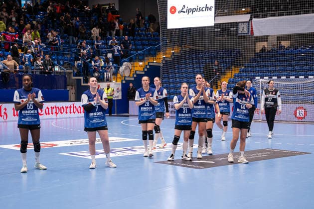 HSG Blomberg Lippe GER vs Chambray Touraine Handball FRA , Handball, EHF European League Women, Group Phase, 11 1 2026, Season 2025 2026, Lemgo The players of HSG Blomberg Lippe GER thank their fans after the defeat 25 26 against Chambray Touraine Handball FRA Lemgo Phoenix Contact Arena Germany