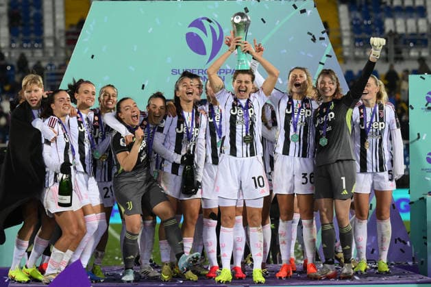 Foto IPP Luciano Adriani Pescara 11 01 2026 Supercoppa Italiana Femminile Juventus Women vs Roma Nella foto: Cristiana Girelli, al centro, con la coppa, fa festa nel finale insieme alle compagne Italy Photo Press - World Copyright Pescara italy Italia ITALY  Copyright: xR4924_italyphotopressx
