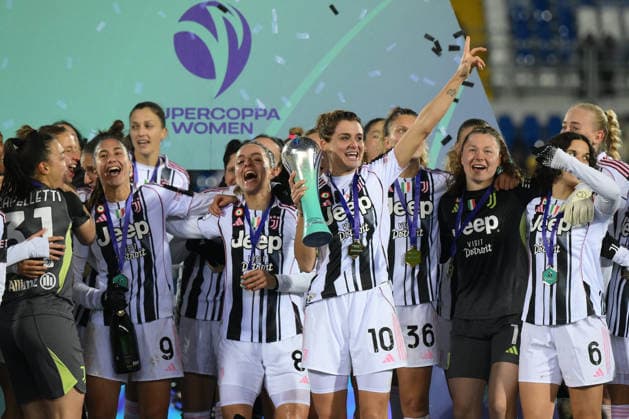 Foto IPP Luciano Adriani Pescara 11 01 2026 Supercoppa Italiana Femminile Juventus Women vs Roma Nella foto: Martina Rosucci e Cristiana Girelli, al centro, fanno festa nel finale insieme alle compagne Italy Photo Press - World Copyright Pescara italy Italia ITALY  Copyright: xR4924_italyphotopressx
