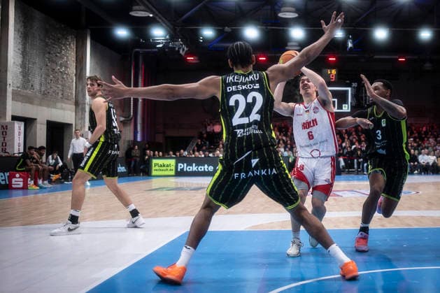 Barmer 2 Basketball Bundesliga ProA Rheinstars Koeln vs BBC Bayreuth, 11 01 26 Cologne, 11 01 26 Jasper Günther RheinStars Cologne, 6, PG fights against Leroy Ikejiaku BBC Bayreuth, 22, C and Rayshawn Mart BBC Bayreuth,3, PG during the game of the Barmer 2 Basketball Bundesliga ProA Rheinstars Koeln vs BBC Bayreuth at the Motor World in Cologne Copyright: xBEAUTIFULxSPORTS AxelxKohringx