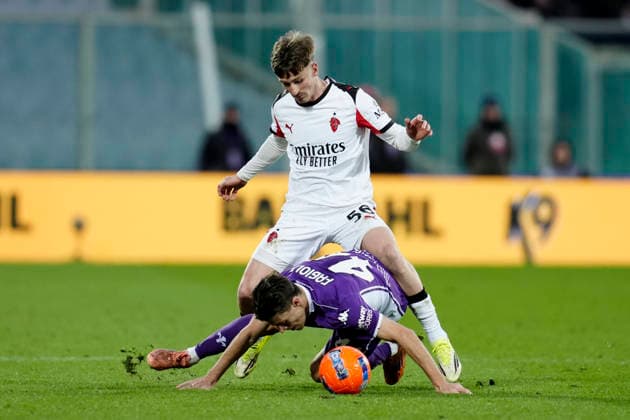 Fußball, Italien, AC Florenz - AC Mailand Alexis Saelemaekers (AC Milan) and Nicolo Fagioli (ACF Fiorentina) battle for the ball, Serie A, ACF Fiorentina v AC Milan, Artemio Franchi Stadium, January 11, 2026, Firenze, Italy.