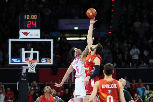 Tip Off, Leon Kratzer FC Bayern Basketball, 08 with Michael Kessens Telekom Baskets Bonn, 06 , GER, FC Bayern Basketball vs Telekom Baskets Bonn, Basketball, easycredit Basketball Bundesliga, 15 Matchday, Season 2025 2026, 11 01 2026, GER, FC Bayern Basketball vs Telekom Baskets Bonn, Basketball, easycredit Basketball Bundesliga, 15 Matchday, Season 2025 2026, 11 01 2026 Munich Copyright: xEibner-Pressefoto JennixMaulx EP_JML