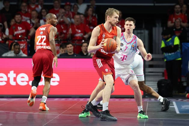Niels Giffey FC Bayern Basketball, 05 with Grayson Murphy Telekom Baskets Bonn, 07 , GER, FC Bayern Basketball vs Telekom Baskets Bonn, Basketball, easycredit Basketball Bundesliga, 15 Matchday, Season 2025 2026, 11 01 2026, GER, FC Bayern Basketball vs Telekom Baskets Bonn, Basketball, easycredit Basketball Bundesliga, 15 Matchday, Season 2025 2026, 11 01 2026 Munich Copyright: xEibner-Pressefoto JennixMaulx EP_JML