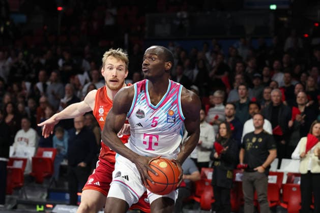Tylan Birts Telekom Baskets Bonn, 05 with Niels Giffey FC Bayern Basketball, 05 , GER, FC Bayern Basketball vs Telekom Baskets Bonn, Basketball, easycredit Basketball Bundesliga, 15 Matchday, Season 2025 2026, 11 01 2026, GER, FC Bayern Basketball vs Telekom Baskets Bonn, Basketball, easycredit Basketball Bundesliga, 15 Matchday, Season 2025 2026, 11 01 2026 Munich Copyright: xEibner-Pressefoto JennixMaulx EP_JML