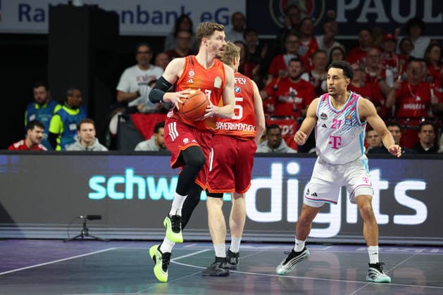 Andreas Obst FC Bayern Basketball, 13 with Joel Aminu Telekom Baskets Bonn, 21 , GER, FC Bayern Basketball vs Telekom Baskets Bonn, Basketball, easycredit Basketball Bundesliga, 15 Matchday, Season 2025 2026, 11 01 2026, GER, FC Bayern Basketball vs Telekom Baskets Bonn, Basketball, easycredit Basketball Bundesliga, 15 Matchday, Season 2025 2026, 11 01 2026 Munich Copyright: xEibner-Pressefoto JennixMaulx EP_JML