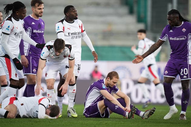 Fußball, Italien, AC Florenz - AC Mailand FiorentinaÕs Pietro Commuzzo and AC Milan s Strahinja Pavlovic injured during the Serie A soccer match between Fiorentina and Milan at the Artemio Franchi Stadium in Florence, north Italy - Sunday, January 11, 2026 -  Copyright: xMassimoxPaolone LaPressex