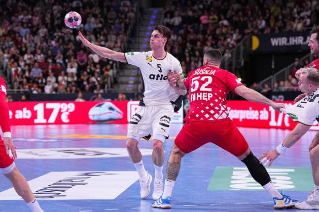 11 01 2026, xydrx, Handball, Mens international match, Germany Croatia, ZAG Arena Miro Schluroff GER 5 in duel against Leon Susnja CRO 52 Lower Saxony Germany