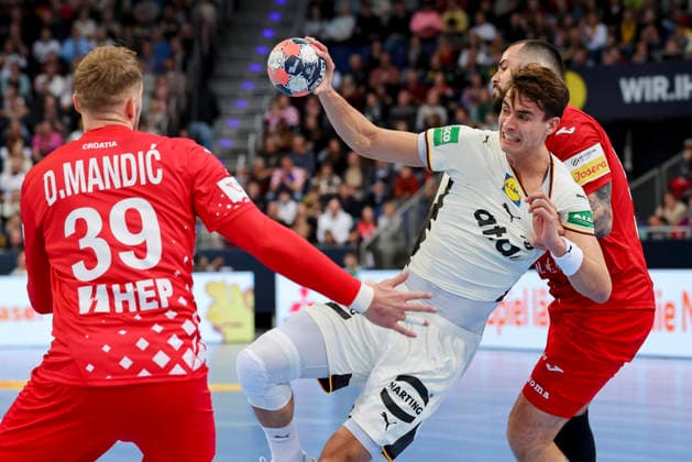 David Mandic Croatia and Julian Koester Germany battle for the ball, Friendly match, Germany vs Croatia, ZAG Arena, January 11, 2026 in Hannover, Germany Photo by Marco Steinbrenner DeFodi Images David Mandic Croatia and Julian Koester Germany battle for the ball, Friendly match, Germany vs Croatia, ZAG Arena, January 11, 2026 in Hannover, Germany Photo by Marco Steinbrenner DeFodi Images
