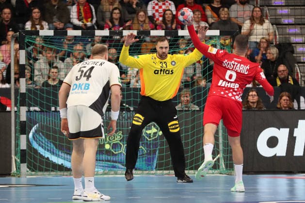 11 01 2026, xgox, handball, international match, Germany Croatia v l Andreas Wolff Germany, 33 on a seven-meter penalty against Mario Sostaric Croatia, 6 Hannover