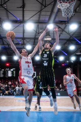 Barmer 2 Basketball Bundesliga ProA Rheinstars Koeln vs BBC Bayreuth, 11 01 26 Cologne, 11 01 26 Jasper Günther RheinStars Cologne, 6, PG and Willem Brandwijk BBC Bayreuth, 39, PF under the basket during the game of the Barmer 2 Basketball Bundesliga ProA Rheinstars Koeln vs BBC Bayreuth at the Motor World in Cologne Copyright: xBEAUTIFULxSPORTS AxelxKohringx
