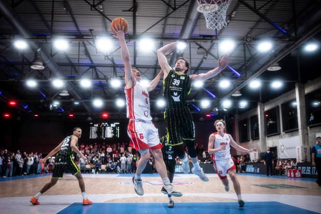 Barmer 2 Basketball Bundesliga ProA Rheinstars Koeln vs BBC Bayreuth, 11 01 26 Cologne, 11 01 26 Jasper Günther RheinStars Cologne, 6, PG and Willem Brandwijk BBC Bayreuth, 39, PF under the basket during the game of the Barmer 2 Basketball Bundesliga ProA Rheinstars Koeln vs BBC Bayreuth at the Motor World in Cologne Copyright: xBEAUTIFULxSPORTS AxelxKohringx
