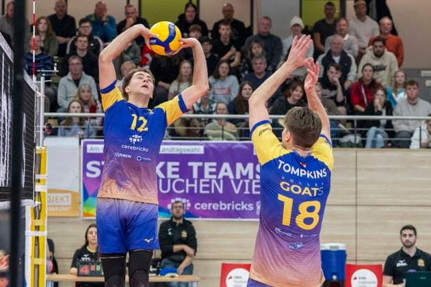 1 Volleyball Bundesliga Season 2025 2026 Cerebricks Volley Goats Mitteldeutschland vs SVG Lüneburg Halle, Germany January 11, 2026 In the picture from left Paul Klimm Bitterfeld and Dax Tompkins Bitterfeld Halle Saale swh Arena Sachsen Anhalt Germany