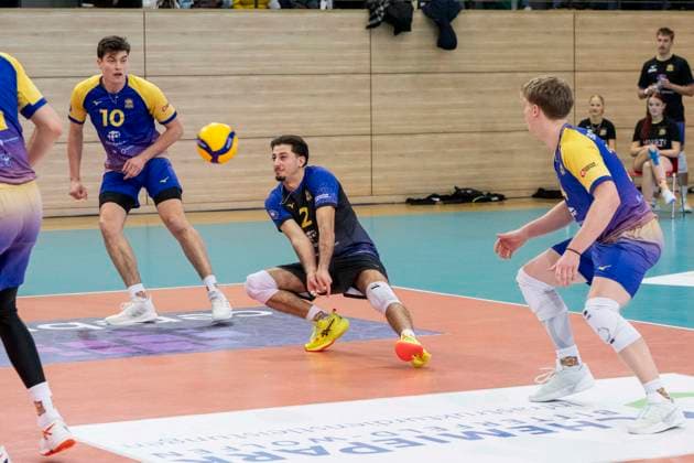 1 Volleyball Bundesliga Season 2025 2026 Cerebricks Volley Goats Mitteldeutschland vs SVG Lüneburg Halle, Germany January 11, 2026 Pictured from left Erik Brand Bitterfeld and Arshia Feizollahi Bitterfeld Halle Saale swh Arena Sachsen Anhalt Germany