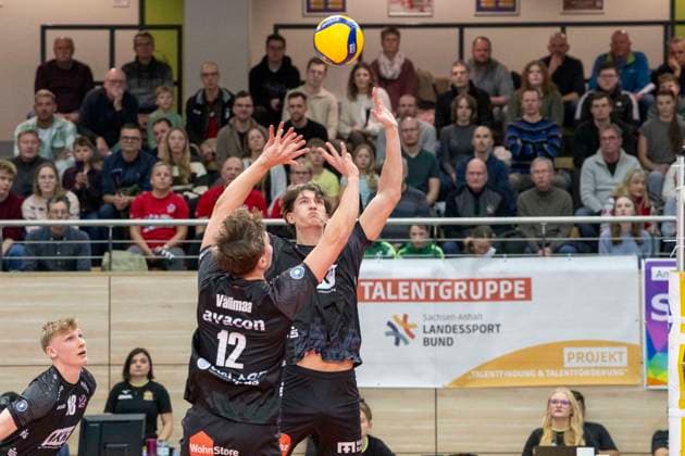 1 Volleyball Bundesliga Season 2025 2026 Cerebricks Volley Goats Mitteldeutschland vs SVG Lüneburg Halle, Germany January 11, 2026 In the picture Santeri Vaelimaa Lueneburg and Cole Matthew Young Lueneburg Halle Saale swh Arena Sachsen Anhalt Germany