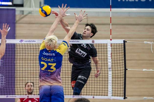 1 Volleyball Bundesliga Season 2025 2026 Cerebricks Volley Goats Mitteldeutschland vs SVG Lüneburg Halle, Germany January 11, 2026 Pictured from left Samuel Schellenberg Bitterfeld and Ethan Champlin Lueneburg Halle Saale swh Arena Sachsen Anhalt Germany