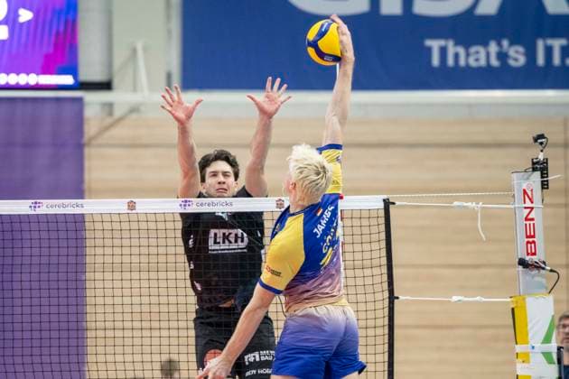 1 Volleyball Bundesliga Season 2025 2026 Cerebricks Volley Goats Mitteldeutschland vs SVG Lüneburg Halle, Germany January 11, 2026 In the picture from left Ethan Champlin Lueneburg and Samuel Schellenberg Bitterfeld Halle Saale swh Arena Sachsen Anhalt Germany